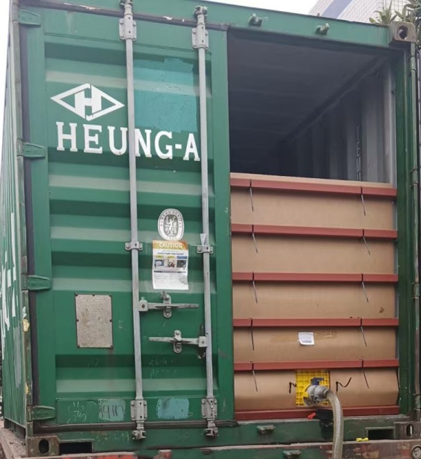 进口动物疫苗白油卸货现场.jpg 进口动物疫苗白油卸货现场.jpg