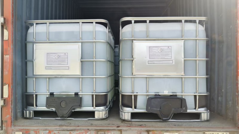 泰金甘油吨桶装的发货现场.jpg 泰金甘油吨桶装的发货现场.jpg