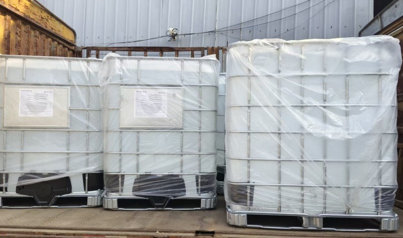 吨桶装动物疫苗白油的发货现场.jpg 吨桶装动物疫苗白油的发货现场.jpg