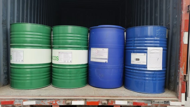 韩国进口白油、进口甘油和吐温80发货现场.jpg