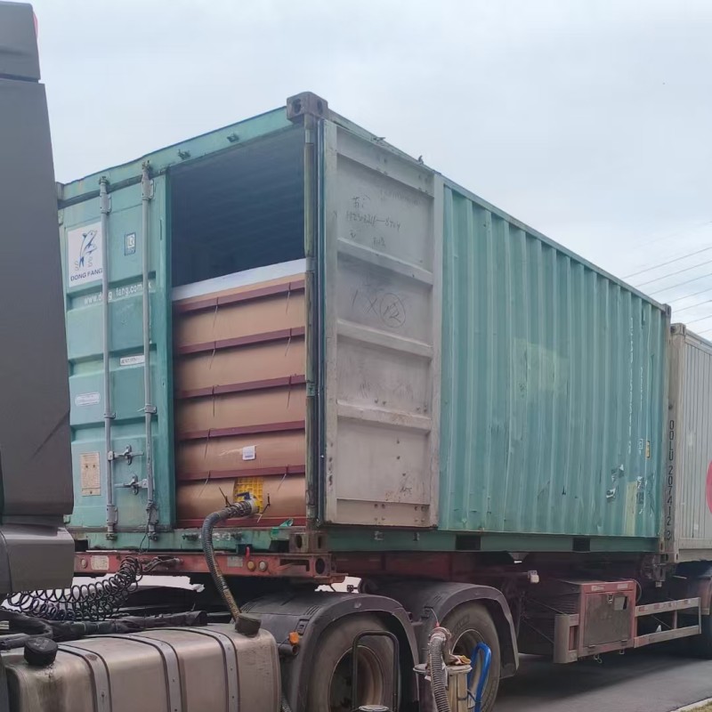 进口动物疫苗白油卸货现场.jpg 进口动物疫苗白油卸货现场.jpg